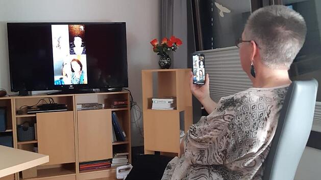 Beate Oehrlein h&auml;lt im Rahmen des MGH-Medien-Caf&eacute;s mit interessierten Seniorinnen eine Online-Gruppenstunde zum Thema "Digitale Medien". Foto: Awo