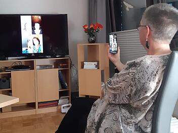 Beate Oehrlein h&auml;lt im Rahmen des MGH-Medien-Caf&eacute;s mit interessierten Seniorinnen eine Online-Gruppenstunde zum Thema "Digitale Medien". Foto: Awo