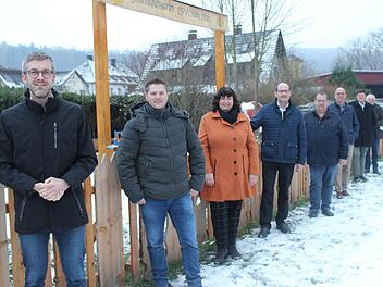 Die Bürgermeister der Rhönallianz besuchen gemeinsam mit Allianzmanager Uwe Schmidt (hinten) ein gefördertes Projekt der Jugendgruppe Funky Fruits des Obst- und Gartenbauvereins Bad Brückenau.Julia Raab