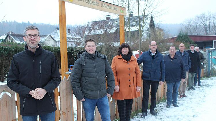 Die Bürgermeister der Rhönallianz besuchen gemeinsam mit Allianzmanager Uwe Schmidt (hinten) ein gefördertes Projekt der Jugendgruppe Funky Fruits des Obst- und Gartenbauvereins Bad Brückenau.Julia Raab