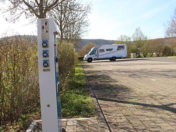 Nur vereinzelt verirren sich momentan Camper wie hier in Bad Bocklet auf den Stellplätzen. Noch ist Campingurlaub offiziell  nicht erlaubt.Foto: Heike Beudert