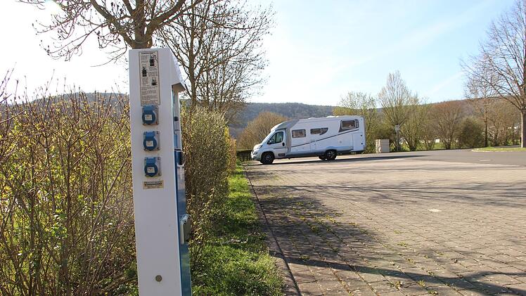 Nur vereinzelt verirren sich momentan Camper wie hier in Bad Bocklet auf den Stellplätzen. Noch ist Campingurlaub offiziell  nicht erlaubt.Foto: Heike Beudert