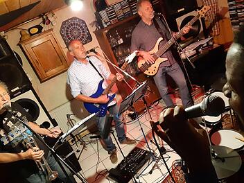 Vier von sieben: Bei CJ & The Sunshine Gang dreht sich alles um Funk, Soul, Reggae und Disco. Sänger "CJ" Charles Johnson (rechts) gibt den Ton an, begleitet von (von links) Erich Wochele, Peter Lubig und Werner Haberstumpf.