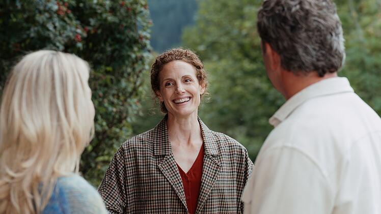 Dr. Martin Gruber ist erleichtert: Caro Pfl&uuml;ger (Barbara Lanz, Mitte), ist wieder besser drauf und entschuldigt sich bei Martin und seiner Frau Karin.