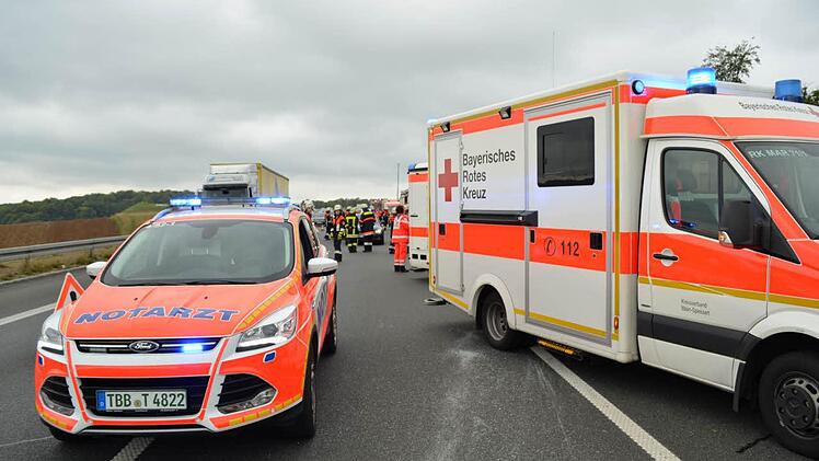 Auf der A3 bei Helmstadt hat am Samstag der Fahrer eines Wohnwagengespanns die Kontrolle verloren und sich mit seinem Pkw überschlagen. Foto: Berthold Diem