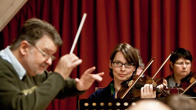 Unter Leitung von Hans Stähli probt das Orchester der "Musikfreunde Neustadt".Foto: Jochen Berger