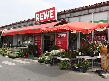 Der REWE Markt Rudel in der Würzburger Straße 55 besticht durch eine sehr große Auswahl, ein breites Angebot und besten Kundenservice. Nun werden 20 Jahre REWE Rudel gefeiert!