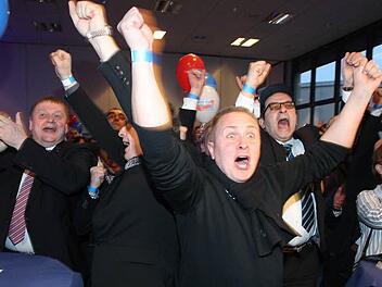 Anhänger der AfD reagieren auf der Wahlparty zur Landtagswahl in Sachsen-Anhalt in Magdeburg auf die ersten Hochrechnungen. Foto: Sebastian Willnow/dpa