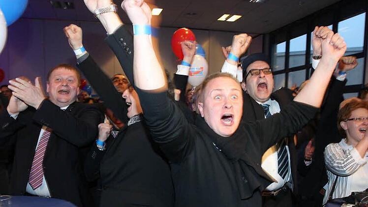 Anhänger der AfD reagieren auf der Wahlparty zur Landtagswahl in Sachsen-Anhalt in Magdeburg auf die ersten Hochrechnungen. Foto: Sebastian Willnow/dpa