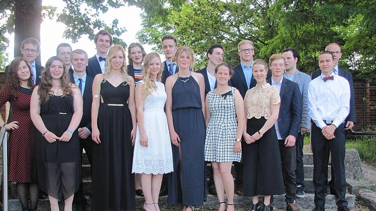 Die Abiturienten der Rudolf-Steiner-Schule zusammen mit ihrem Schulleiter Hans-Joachim Döhner und Oberstudiendirektor Bernd Jacob vom Gymnasium Ernestinum Foto: Martin Koch