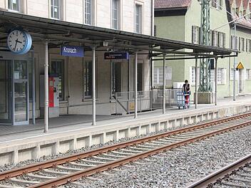 Hier, am Bahnhof in Kronach, endete für die drei Beteiligten einer Schlägerei die Zugfahrt.  Foto: Franziska Rieger