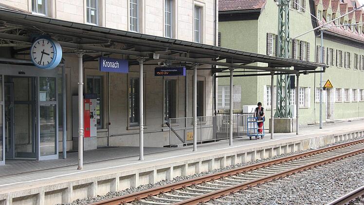 Hier, am Bahnhof in Kronach, endete für die drei Beteiligten einer Schlägerei die Zugfahrt.  Foto: Franziska Rieger