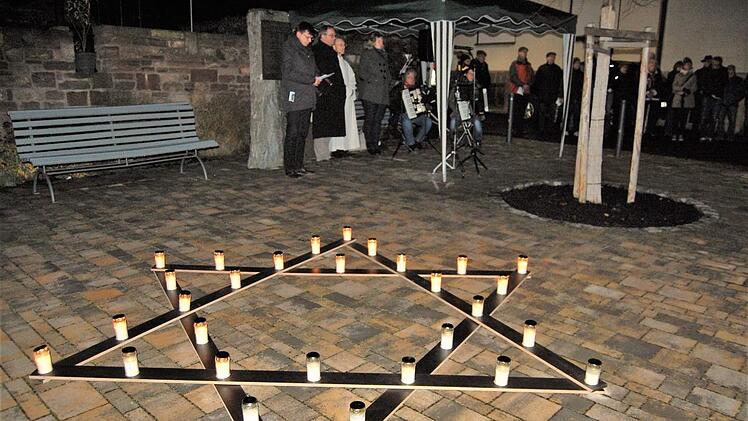 Ein Davidstern aus 33 Lebenslichtern leuchtete zum Gedenken der 33 jüdischen Einwohner, die 1942 aus Hammelburg deportiert wurden.Sigismund von Dobschütz