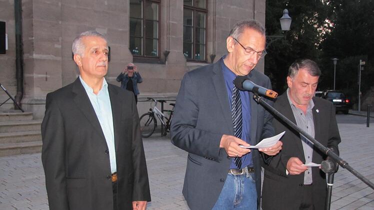 Imam Musa Uzun, Bürgermeister Thomas Nowak und Ilhan Birinci vom Coburger Ditib-Vorstand begrüßten die rund 600 Gemeindeglieder und Gäste zu Beginn des Fastenbrechens auf dem Albertsplatz. Foto: Martin Koch