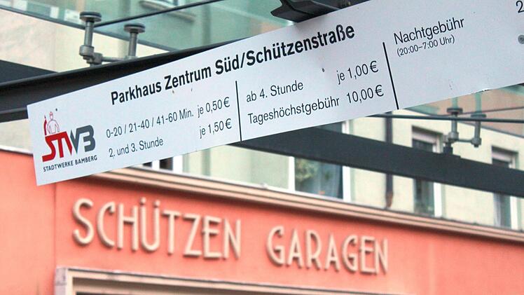In dem Parkhaus in der Sch&uuml;tzenstra&szlig;e und in drei weiteren kann k&uuml;nftig eine Stunde lang kostenlos geparkt werden. Hier noch die alten Preise. Foto: Markus Klein