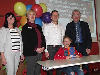Kreissiegerin Victoria Gerhardt freut sich über den Erfolg beim Coburger  Kreisentscheid im 60. Vorlesewettbewerb des Deutschen Buchhandels. Mit  auf dem Bild von links: Andrea Burgsmüller, Martina Riegert, Peter  Gerhardt und Schulamtsdirektor Uwe Dörfer. Foto: Martin Koch
