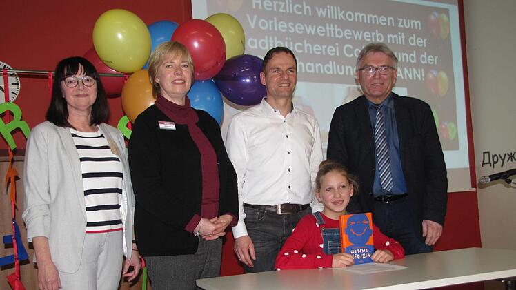Kreissiegerin Victoria Gerhardt freut sich über den Erfolg beim Coburger  Kreisentscheid im 60. Vorlesewettbewerb des Deutschen Buchhandels. Mit  auf dem Bild von links: Andrea Burgsmüller, Martina Riegert, Peter  Gerhardt und Schulamtsdirektor Uwe Dörfer. Foto: Martin Koch