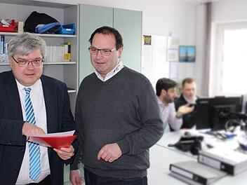 Kreisgeschäftsführer Thomas Petrak (links - hier mit Rettungsdienstleiter Klaus Rübensaal) ist Vorgesetzter für Mitarbeiter in sämtlichen Bereichen des BRK. Foto: Felix Baumer, BRK