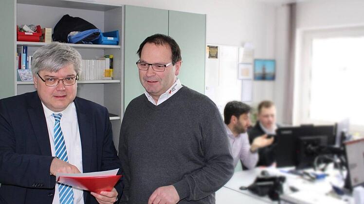 Kreisgeschäftsführer Thomas Petrak (links - hier mit Rettungsdienstleiter Klaus Rübensaal) ist Vorgesetzter für Mitarbeiter in sämtlichen Bereichen des BRK. Foto: Felix Baumer, BRK