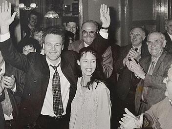 Frank Rebhan bei seinem Wahlsieg 1995 mit seiner Frau Anette im Kreis der Genossen. Foto: CT Archiv