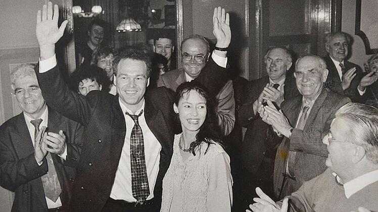 Frank Rebhan bei seinem Wahlsieg 1995 mit seiner Frau Anette im Kreis der Genossen. Foto: CT Archiv