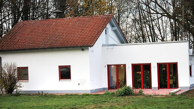 Das Feuerwehrhaus in Hainweiher mit neuem Anbau Fotos: Roland Dietz