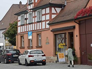 Die Tourist-Info in der ehemaligen Bäckerei Lang in der Hauptstraße soll länger öffnen, wünschen die Stadtratsfraktionen von CSU und JU in einem Antrag.  Foto: Bernhard Panzer