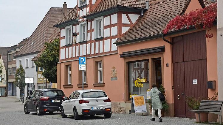 Die Tourist-Info in der ehemaligen Bäckerei Lang in der Hauptstraße soll länger öffnen, wünschen die Stadtratsfraktionen von CSU und JU in einem Antrag.  Foto: Bernhard Panzer
