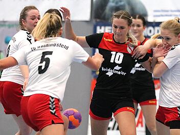 Handball ist Vollkontaktsport, wie nicht zuletzt diese Szene mit der Bad Brückenauerin  Sophie Gundelach (Bildmitte) beweist. Dass es aktuell viele Spielausfälle gibt, darf daher nicht verwundern. Foto: Sebastian Schmitt