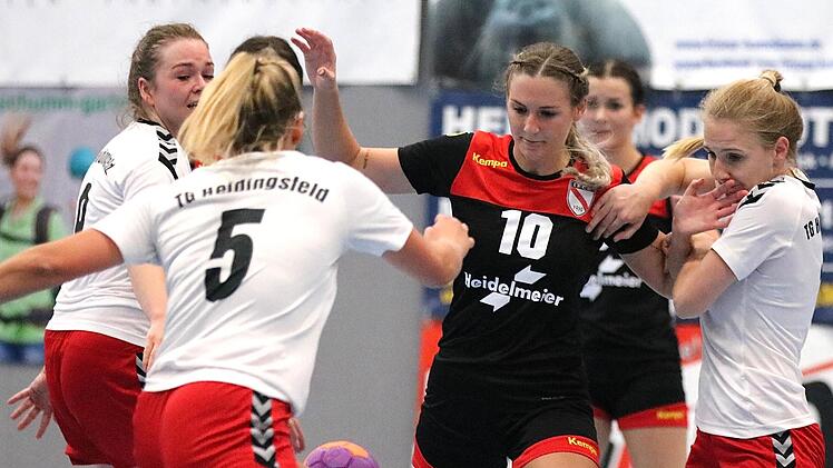 Handball ist Vollkontaktsport, wie nicht zuletzt diese Szene mit der Bad Brückenauerin  Sophie Gundelach (Bildmitte) beweist. Dass es aktuell viele Spielausfälle gibt, darf daher nicht verwundern. Foto: Sebastian Schmitt
