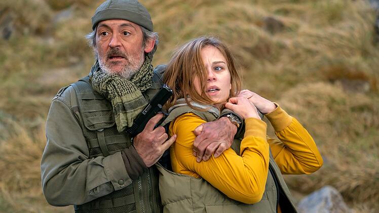 Sara (Maïra Schmitt) wurde von dem Schlepper Marco (Yann Pradal) geschnappt. Kann Paul seine Tochter aus seinen Fängen befreien?