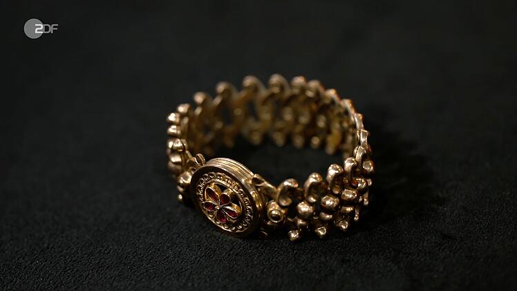 Als weiteres Objekt der Sendung wurde ein Scheren-Armband von Wendela Horz in den 1920er bis 1930er Jahren datiert.