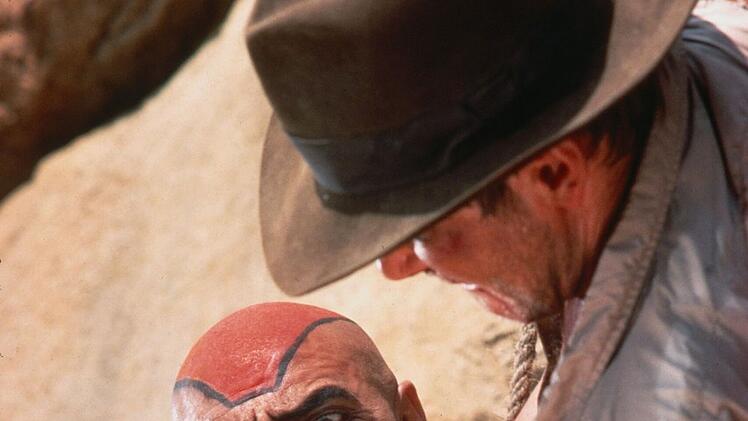 Die Sankhara-Steine sind das Objekt der Begierde in Teil 2. Zumindest was den Hohepriester Mola Ram (Amrish Puri, links) angeht. Indy (Harrison Ford) hat allerlei Probleme dabei, sich den Fiesling vom Leib zu schaffen.