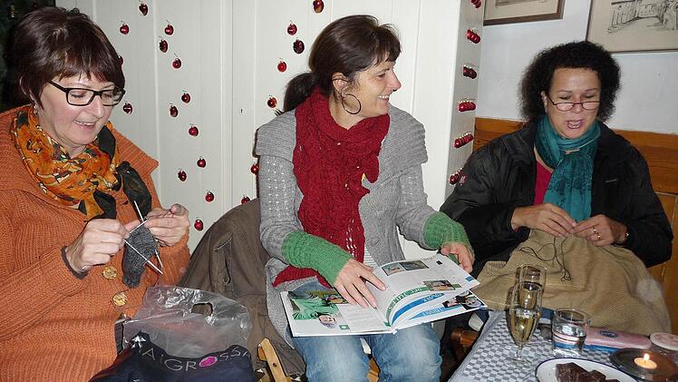 Elisabeth Betzer, Susanne Berninger und Claudia Koch (von links) kommen jedes Jahr wieder  gerne zur Stopfstube.