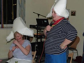 Angela Ullrich (links) und Carmen Diroll berichteten von ihrem Urlaub in Holland. Foto: heki