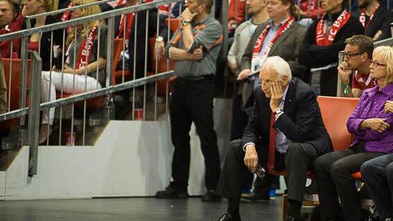Edmund Stoiber mit Frau sieht das Spiel.
