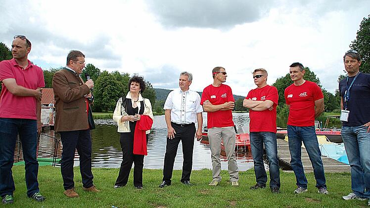 Grußworte vor dem Start - mit OB Henry Schramm (Zweiter von links) und ATS-Vorsitzender Heidesuse Wagner (rechts daneben).
