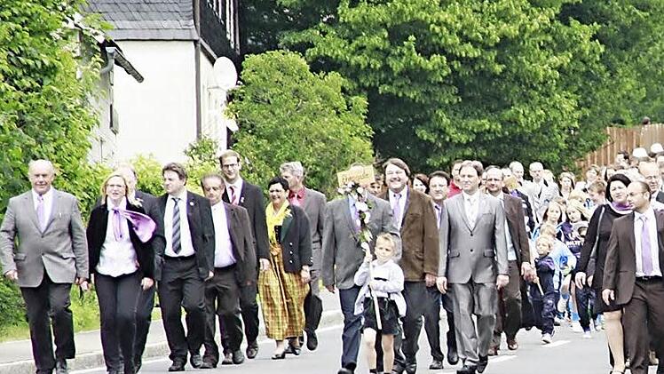 Eine bunte Menschenmenge bahnte sich zu Ehren des SC Steinbach ihren Weg durch die Straßen. Fotos: Simone Büttner