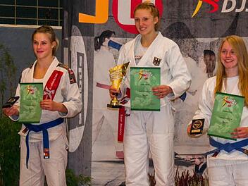 Ju-Jutsu-Kämpferin Carolin Peter aus Wilhelmsthal hat bei den German Open die Bronze-Medaille gewonnen. Im Bild (von links) Cheyenne Siegemund (Burgebrach), Luisa Bauer (Höchberg) sowie Carolin Peter (ATSV Kronach).  Foto: Bianca Siegemund