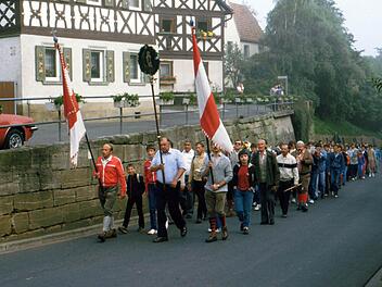Ankunft in Rattelsdorf. Gottfried Busch (Mitte vorn) trug lange Jahre das Wallfahrtsbild, Willibald Viering (links) und Walfried Karch (rechts) die Fahnen. Beide sind heute noch dabei. Fotos: Christian Ziegler