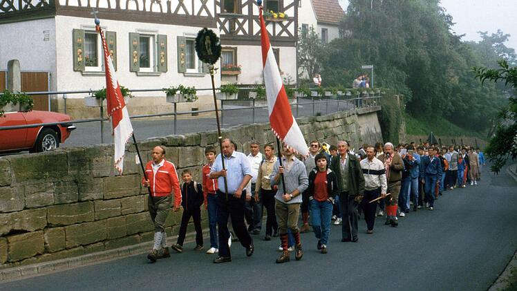 Ankunft in Rattelsdorf. Gottfried Busch (Mitte vorn) trug lange Jahre das Wallfahrtsbild, Willibald Viering (links) und Walfried Karch (rechts) die Fahnen. Beide sind heute noch dabei. Fotos: Christian Ziegler