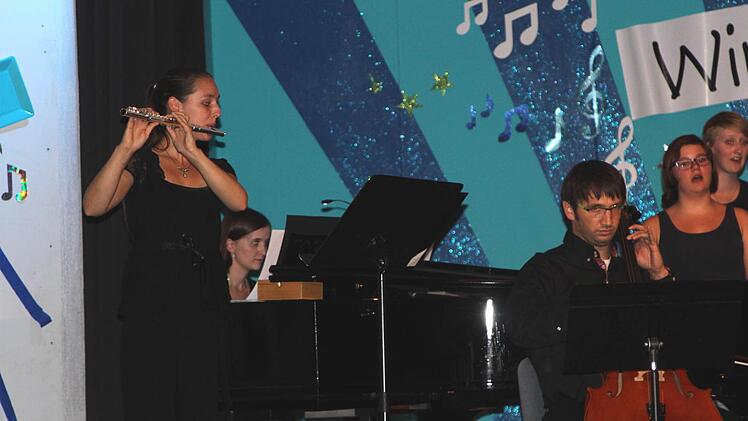 Sebastian Franz (rechts) und Anja Jäger (am Klavier) mit der Flötistin bei instrumentaler Begleitung.
