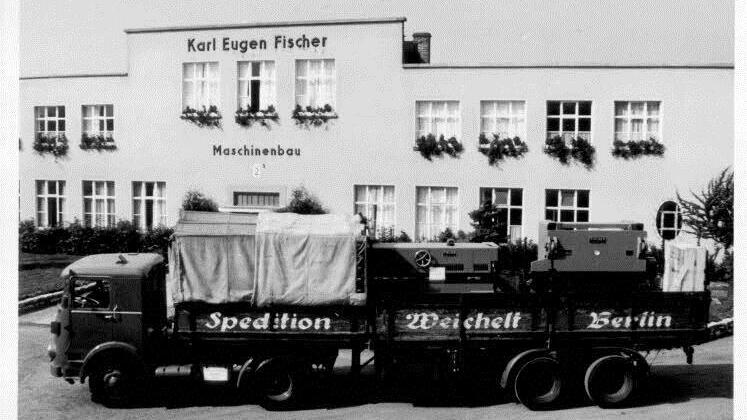 Eine Abkantpresse und eine Tafelblechschere beim Abtransport Ende der 50er-Jahre. Foto: Maschinenfabrik Fischer