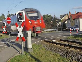 Sicherheitsrisiko: Damit Rettungsfahrzeuge schneller in die nördlichen Stadtteile kommen können, soll in der Ketschenbacher Straße eine Unterführung gebaut werden.