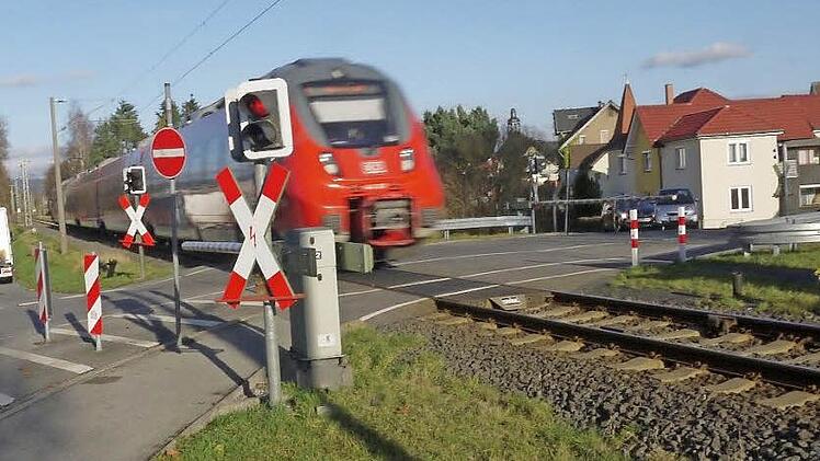 Sicherheitsrisiko: Damit Rettungsfahrzeuge schneller in die nördlichen Stadtteile kommen können, soll in der Ketschenbacher Straße eine Unterführung gebaut werden.