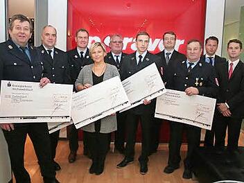 Die Führungskräfte der Feuerwehren im Schlüsselfelder Stadtgebiet freuten sich über die großzügigen Spenden. Mit im Bild Geschäftsführer Matthias Gebhardt (Vierter von rechts) sowie Andreas Stefan Krafft und David Veit Krafft aus der Unternehmensleitung. Foto: Evi Seeger