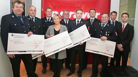 Die Führungskräfte der Feuerwehren im Schlüsselfelder Stadtgebiet freuten sich über die großzügigen Spenden. Mit im Bild Geschäftsführer Matthias Gebhardt (Vierter von rechts) sowie Andreas Stefan Krafft und David Veit Krafft aus der Unternehmensleitung. Foto: Evi Seeger
