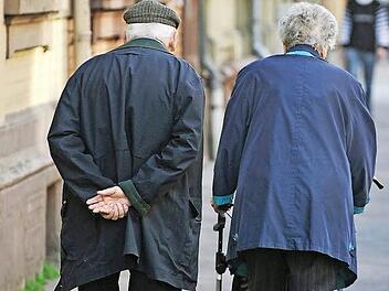 Spazierengehen gehört für viele Senioren zu ihrem Alltag dazu. Eine ältere Frau, die an Demenz erkrankt ist, beschrieb ihren Umstand einmal mit den Worten: Es sei, als ob das Gedächtnis spazieren gehen würde. Symbolfoto: epd