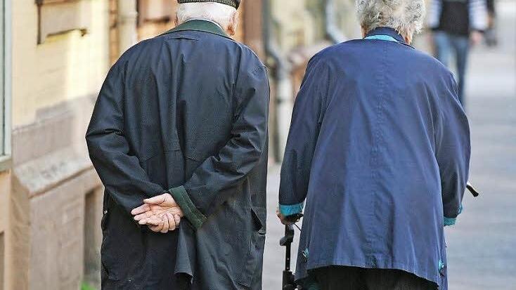 Spazierengehen gehört für viele Senioren zu ihrem Alltag dazu. Eine ältere Frau, die an Demenz erkrankt ist, beschrieb ihren Umstand einmal mit den Worten: Es sei, als ob das Gedächtnis spazieren gehen würde. Symbolfoto: epd