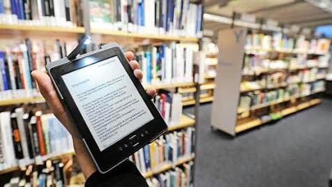 Ab Ende April kann man E-Books in der Stadtbücherei ausleihen und auf sein Lesegerät laden.  Foto: E-Book-Ausleihe